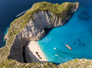 Yunanistan 'ın Zakynthos adasındaki Navagio plajının insansız hava aracı görüntüsü. Yunanistan 'ın Zakynthos adasındaki sahilde gemi enkazı. Gemi enkazı sahili ya da Agios Georgios. Yunanistan 'ın İyon Adaları' nda korunmasız bir koy..