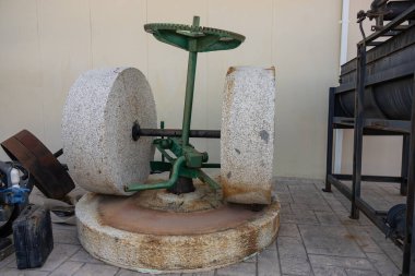 Zeytin yağı müzesi. Geleneksel zeytinyağı makinesi. Yunanistan 'ın Zakynthos adasındaki zeytin yağı müzesi. Eski basın makineleri. Müzedeki antika makineler ve ekipmanlar, fotoğrafa yakın çekim