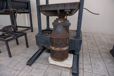 Zeytin yağı müzesi. Geleneksel zeytinyağı makinesi. Yunanistan 'ın Zakynthos adasındaki zeytin yağı müzesi. Eski basın makineleri. Müzedeki antika makineler ve ekipmanlar, fotoğrafa yakın çekim