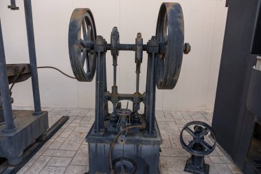 Zeytin yağı müzesi. Geleneksel zeytinyağı makinesi. Yunanistan 'ın Zakynthos adasındaki zeytin yağı müzesi. Eski basın makineleri. Müzedeki antika makineler ve ekipmanlar, fotoğrafa yakın çekim