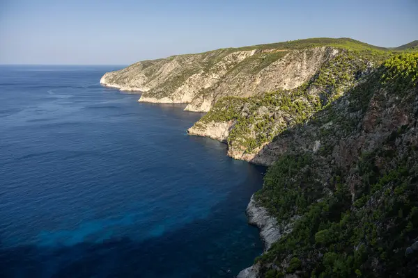 Zakinthos Yunanistan Adası 'ndaki Kambi Kayalıkları' nın bakış açısı. Yunan adasındaki güzel uçurum kıyısı. Batı Zakynthos 'un vahşi kayalıkları