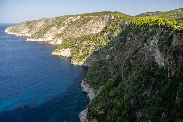 Zakinthos Yunanistan Adası 'ndaki Kambi Kayalıkları' nın bakış açısı. Yunan adasındaki güzel uçurum kıyısı. Batı Zakynthos 'un vahşi kayalıkları