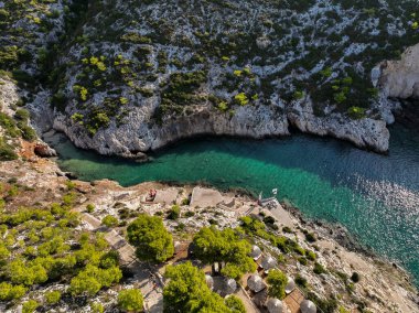 Porto Limnionas Plajı Zakynthos Yunanistan. Zakynthos Adası Yunanistan 'daki Porto Limnionas Sahili' nin insansız hava aracı görüntüsü. Turkuaz deniz ve adada yeşil kaya kayalıkları.
