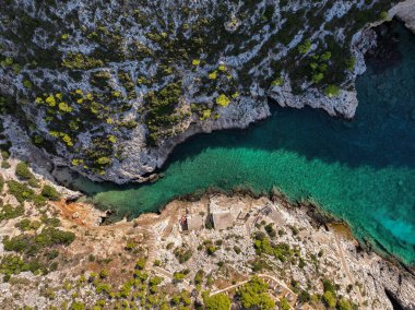 Porto Limnionas Plajı Zakynthos Yunanistan. Zakynthos Adası Yunanistan 'daki Porto Limnionas Sahili' nin insansız hava aracı görüntüsü. Turkuaz deniz ve adada yeşil kaya kayalıkları.