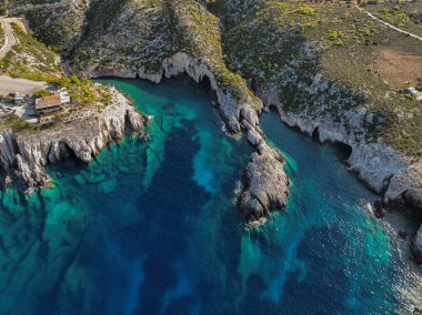 Porto Limnionas Plajı Zakynthos Yunanistan. Zakynthos Adası Yunanistan 'daki Porto Limnionas Sahili' nin insansız hava aracı görüntüsü. Turkuaz deniz ve adada yeşil kaya kayalıkları.