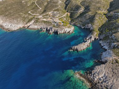 Porto Limnionas Plajı Zakynthos Yunanistan. Zakynthos Adası Yunanistan 'daki Porto Limnionas Sahili' nin insansız hava aracı görüntüsü. Turkuaz deniz ve adada yeşil kaya kayalıkları.