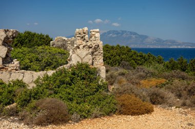 Güneşli bir yaz gününde Skinari Pelerini 'nde antik kalıntılar. Zakynthos Adası, Yunanistan. Yunanistan, Zakynthos, Zakynthos Adası Kuzey Burnu 'ndaki Skinari deniz fenerine giden yol.