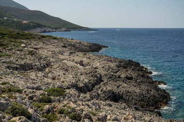Yunanca Skinari pelerini. Yunanistan, Zakynthos, Zakynthos Adası Kuzey Burnu 'ndaki Skinari deniz fenerine giden yol.
