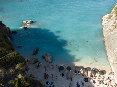 Xigia Sahili 'nin insansız hava aracı görüntüsü - doğal sülfür kaplıcası. Yunanistan 'ın Zakynthos kentindeki Xigia Sahili ve Sülfür Kaplıcası 