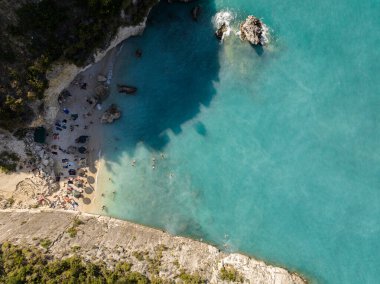 Xigia Sahili 'nin insansız hava aracı görüntüsü - doğal sülfür kaplıcası. Yunanistan 'ın Zakynthos kentindeki Xigia Sahili ve Sülfür Kaplıcası 