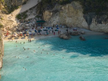 Xigia Sahili 'nin insansız hava aracı görüntüsü - doğal sülfür kaplıcası. Yunanistan 'ın Zakynthos kentindeki Xigia Sahili ve Sülfür Kaplıcası 