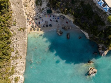 Xigia Sahili 'nin insansız hava aracı görüntüsü - doğal sülfür kaplıcası. Yunanistan 'ın Zakynthos kentindeki Xigia Sahili ve Sülfür Kaplıcası 