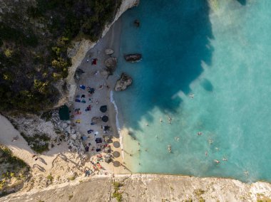 Xigia Sahili 'nin insansız hava aracı görüntüsü - doğal sülfür kaplıcası. Yunanistan 'ın Zakynthos kentindeki Xigia Sahili ve Sülfür Kaplıcası 