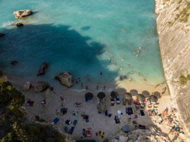Xigia Sahili 'nin insansız hava aracı görüntüsü - doğal sülfür kaplıcası. Yunanistan 'ın Zakynthos kentindeki Xigia Sahili ve Sülfür Kaplıcası 