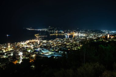 Zakynthos limanı Bochali bakış açısından, Yunanistan. Geceleri Zakynthos şehri. Yunanistan 'ın Zante Zakynthos kasabasının Gece Panoraması.
