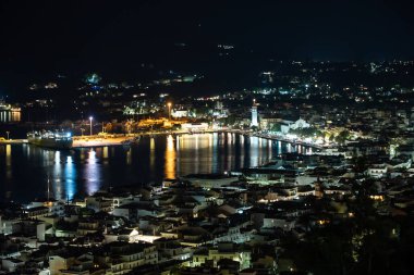 Zakynthos limanı Bochali bakış açısından, Yunanistan. Geceleri Zakynthos şehri. Yunanistan 'ın Zante Zakynthos kasabasının Gece Panoraması.