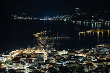 Zakynthos limanı Bochali bakış açısından, Yunanistan. Geceleri Zakynthos şehri. Yunanistan 'ın Zante Zakynthos kasabasının Gece Panoraması.