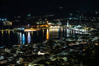 Zakynthos limanı Bochali bakış açısından, Yunanistan. Geceleri Zakynthos şehri. Yunanistan 'ın Zante Zakynthos kasabasının Gece Panoraması.