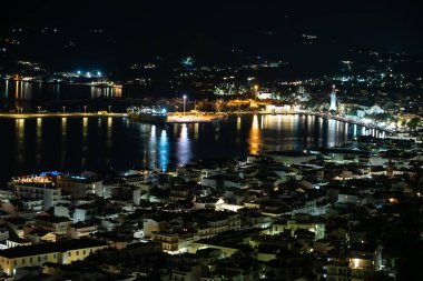Zakynthos limanı Bochali bakış açısından, Yunanistan. Geceleri Zakynthos şehri. Yunanistan 'ın Zante Zakynthos kasabasının Gece Panoraması.