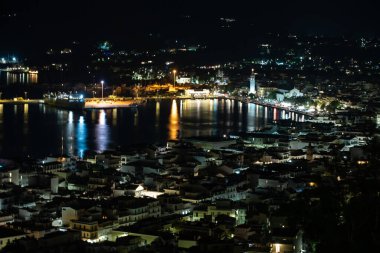 Zakynthos limanı Bochali bakış açısından, Yunanistan. Geceleri Zakynthos şehri. Yunanistan 'ın Zante Zakynthos kasabasının Gece Panoraması.