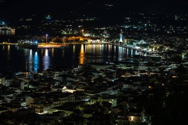 Zakynthos limanı Bochali bakış açısından, Yunanistan. Geceleri Zakynthos şehri. Yunanistan 'ın Zante Zakynthos kasabasının Gece Panoraması.