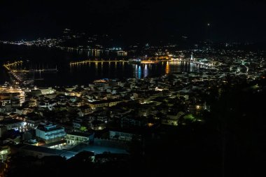 Zakynthos limanı Bochali bakış açısından, Yunanistan. Geceleri Zakynthos şehri. Yunanistan 'ın Zante Zakynthos kasabasının Gece Panoraması.