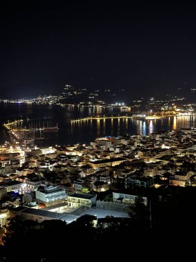 Zakynthos limanı Bochali bakış açısından, Yunanistan. Geceleri Zakynthos şehri. Yunanistan 'ın Zante Zakynthos kasabasının Gece Panoraması.