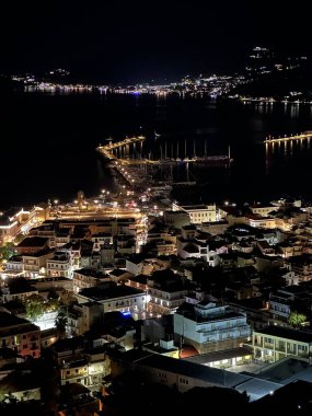Zakynthos limanı Bochali bakış açısından, Yunanistan. Geceleri Zakynthos şehri. Yunanistan 'ın Zante Zakynthos kasabasının Gece Panoraması.