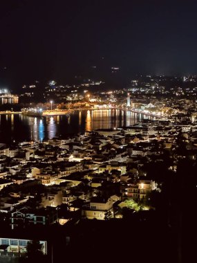 Zakynthos limanı Bochali bakış açısından, Yunanistan. Geceleri Zakynthos şehri. Yunanistan 'ın Zante Zakynthos kasabasının Gece Panoraması.