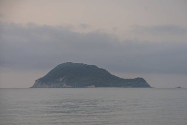 Marathonisi Adası, Laganas Körfezi, Zakynthos 'un güney kıyısından birkaç mil açıkta. Marathonisi Adası 'ndaki plaj Yunanistan' ın Zakynthos kentindeki en güzel plajdır..