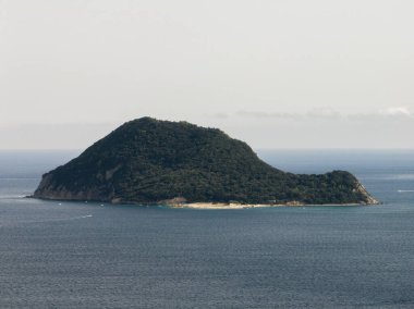 Marathonisi Adası, Laganas Körfezi, Zakynthos 'un güney kıyısından birkaç mil açıkta. Marathonisi Adası 'ndaki plaj Yunanistan' ın Zakynthos kentindeki en güzel plajdır..