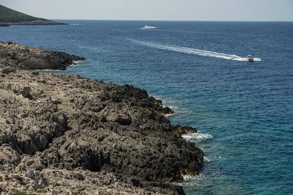 Yunanca Skinari pelerini. Yunanistan, Zakynthos, Zakynthos Adası Kuzey Burnu 'ndaki Skinari deniz fenerine giden yol.