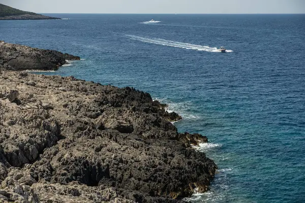 Yunanca Skinari pelerini. Yunanistan, Zakynthos, Zakynthos Adası Kuzey Burnu 'ndaki Skinari deniz fenerine giden yol.