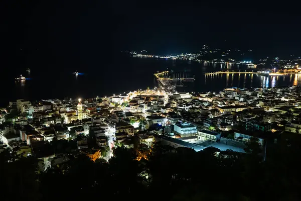 Zakynthos limanı Bochali bakış açısından, Yunanistan. Geceleri Zakynthos şehri. Yunanistan 'ın Zante Zakynthos kasabasının Gece Panoraması.