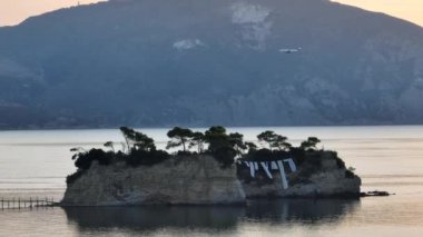 Uçak Yunan adalarının arka planına iniyor. Yunanistan 'ın Cameo adasında gün doğumu. Zakynthos, Yunanistan 'daki Cameo Düğün Adası. Tahta köprüsü olan Yunan adası. Yunanistan 'daki Cameo Adası