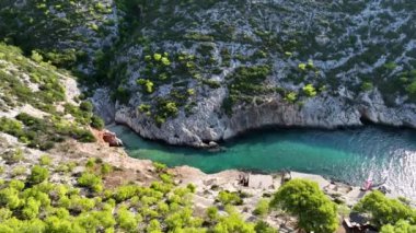 Zakynthos Adası Yunanistan 'daki Porto Limnionas Sahili' nin insansız hava aracı görüntüsü. Porto Limnionas Plajı Zakynthos Yunanistan. Turkuaz deniz ve adada yeşil kaya kayalıkları.