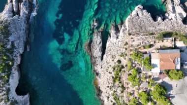 Zakynthos Adası Yunanistan 'daki Porto Limnionas Sahili' nin insansız hava aracı görüntüsü. Porto Limnionas Plajı Zakynthos Yunanistan. Turkuaz deniz ve adada yeşil kaya kayalıkları.