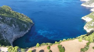 Zakinthos Yunanistan Adası 'ndaki Kambi Kayalıkları' nın insansız hava aracı bakış açısı. Yunan adasındaki güzel uçurum kıyısı. Batı Zakynthos 'un vahşi kayalıkları. Turkuaz deniz ve adada yeşil kaya kayalıkları. 