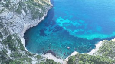 Zakinthos Yunanistan Adası 'ndaki Kambi Kayalıkları' nın insansız hava aracı bakış açısı. Yunan adasındaki güzel uçurum kıyısı. Batı Zakynthos 'un vahşi kayalıkları. Turkuaz deniz ve adada yeşil kaya kayalıkları. 