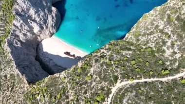 Yunanistan 'ın Zakynthos adasındaki Navagio plajının insansız hava aracı görüntüsü. Yunanistan 'ın Zakynthos adasındaki sahilde gemi enkazı. Gemi enkazı sahili ya da Agios Georgios. Yunanistan 'ın İyon Adaları' nda korunmasız bir koy..