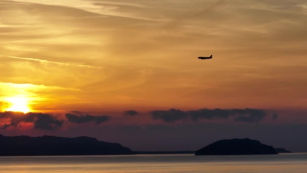 飛行機はギリシャの島々の背景に対して着陸します ギリシャのカメオ島の日の出 ギリシャのザキントスのカメオ ウェディング アイランド 木製の橋を持つギリシャの島 ギリシャのカメオ島 — ストック動画