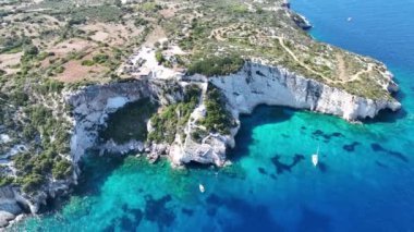 Aghios Nikolas ve Skinnari Burnu arasındaki Mavi Mağaralar. Zakynthos, Yunanistan 'daki mavi mağaralar. Potamitis Dalış Noktası, Zakynthos, Yunanistan. Skinari Bakış Alanı. Yunan adasındaki Turkuaz iyon denizi hava aracı görüntüsü. 