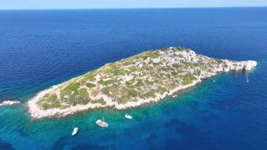 Agios Nikolaos 'un hava aracı fotoğrafı - Zante adasında küçük bir liman. Yunanistan 'da bir çok tekne ve yatla birlikte mavi turkuaz suyu bulunan bir Yunan adasındaki liman, Zakynthos.