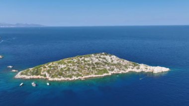 Agios Nikolaos 'un hava aracı fotoğrafı - Zante adasında küçük bir liman. Yunanistan 'da bir çok tekne ve yatla birlikte mavi turkuaz suyu bulunan bir Yunan adasındaki liman, Zakynthos.