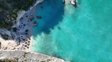 Xigia Sahili 'nin insansız hava aracı görüntüsü - doğal sülfür kaplıcası. Zakynthos, Yunanistan 'daki Xigia Sahili ve Sülfür Kaplıcası. Turkuaz deniz ve adada yeşil kaya kayalıkları.