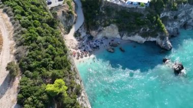 Xigia Sahili 'nin insansız hava aracı görüntüsü - doğal sülfür kaplıcası. Zakynthos, Yunanistan 'daki Xigia Sahili ve Sülfür Kaplıcası. Turkuaz deniz ve adada yeşil kaya kayalıkları.