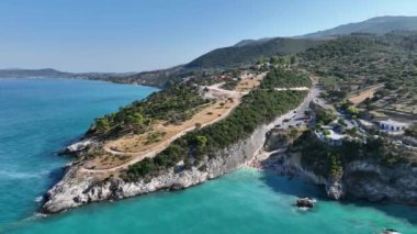 Xigia Sahili 'nin insansız hava aracı görüntüsü - doğal sülfür kaplıcası. Zakynthos, Yunanistan 'daki Xigia Sahili ve Sülfür Kaplıcası. Turkuaz deniz ve adada yeşil kaya kayalıkları.