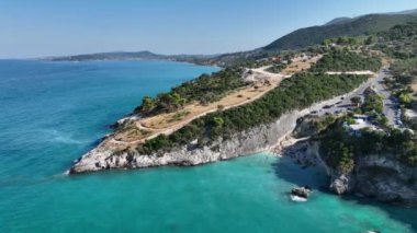 Xigia Sahili 'nin insansız hava aracı görüntüsü - doğal sülfür kaplıcası. Zakynthos, Yunanistan 'daki Xigia Sahili ve Sülfür Kaplıcası. Turkuaz deniz ve adada yeşil kaya kayalıkları.
