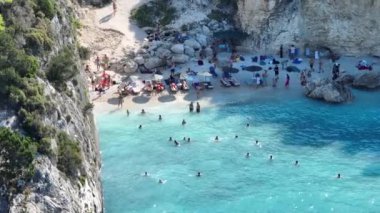 Xigia Sahili 'nin insansız hava aracı görüntüsü - doğal sülfür kaplıcası. Zakynthos, Yunanistan 'daki Xigia Sahili ve Sülfür Kaplıcası. Turkuaz deniz ve adada yeşil kaya kayalıkları.