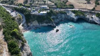 Xigia Sahili 'nin insansız hava aracı görüntüsü - doğal sülfür kaplıcası. Zakynthos, Yunanistan 'daki Xigia Sahili ve Sülfür Kaplıcası. Turkuaz deniz ve adada yeşil kaya kayalıkları.